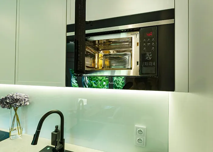 Batorego Grey - Stacja Metra 300m ורשה