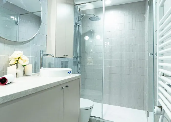 Batorego Grey - Stacja Metra 300m ורשה