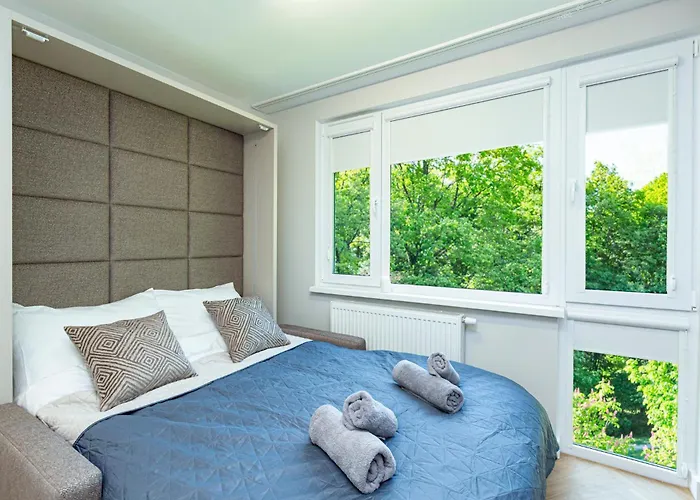 Batorego Grey - Stacja Metra 300m