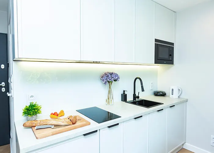 Batorego Grey - Stacja Metra 300m דירה