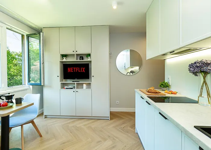 Batorego Grey - Stacja Metra 300m *