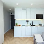 Batorego Grey - Stacja Metra 300m